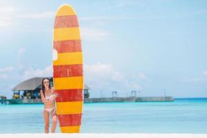 femme surfant dans la mer en vacances photo