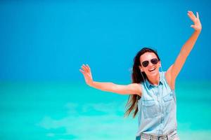 belle jeune femme appréciant la musique sur la plage photo