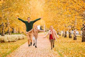 famille de papa et d'enfants lors d'une belle journée d'automne dans le parc photo