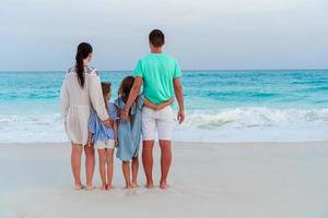 belle famille heureuse sur la plage blanche photo