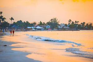 incroyable magnifique coucher de soleil sur une plage exotique des Caraïbes photo