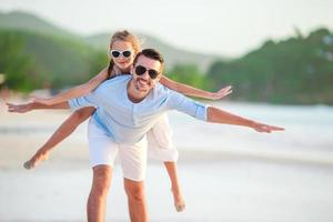 père et son adorable petite fille à la plage photo