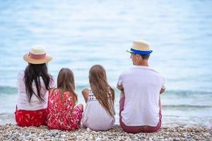 jeune famille en vacances s'amuse beaucoup photo