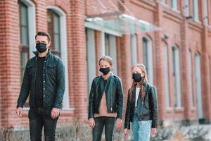 personnes portant un masque sur fond d'immeuble moderne, photo