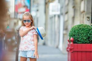 adorable mode petite fille à l'extérieur dans la ville européenne photo