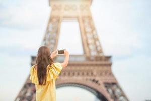 belle femme à paris fond la tour eiffel pendant ses vacances photo