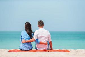 jeune couple sur la plage blanche pendant les vacances d'été. photo