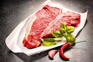 steak t-bone de viande fraîche crue