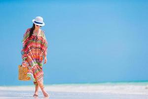 jeune femme de mode en robe verte sur la plage photo