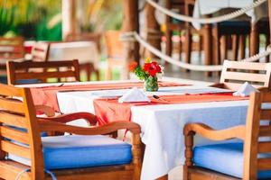 restaurant de luxe en plein air vide d'été dans un hôtel exotique photo