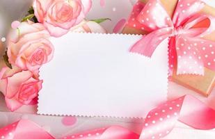carte pour la saint valentin, fête des mères, mariage avec roses roses, coffret cadeau, ruban rose, feuille vierge photo