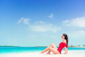 jeune femme sur une plage tropicale avec chapeau photo