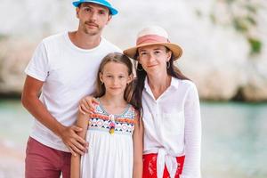 jeune famille sur la plage blanche pendant les vacances d'été photo