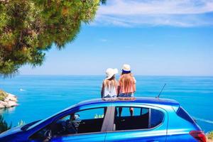 voyage en voiture d'été et jeune famille en vacances photo