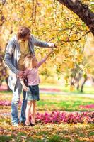 famille de papa et enfant lors d'une belle journée d'automne dans le parc