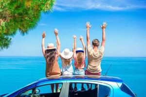 voyage en voiture d'été et jeune famille en vacances photo