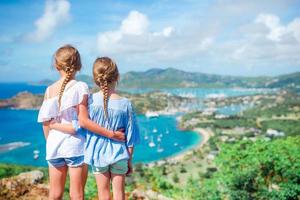 adorables petits enfants profitant de la vue sur le pittoresque port anglais d'antigua dans la mer des caraïbes photo