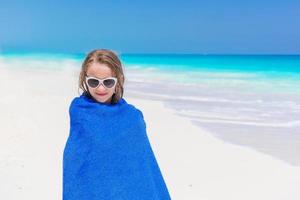 portrait de belle fille sur la plage dansant photo