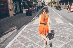 adorable petite fille dans la ville européenne à l'extérieur photo