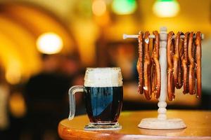 gros plan des bretzels mous salés et de la bière sur fond de bois. photo