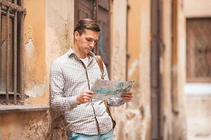 jeune homme insouciant à la recherche d'un lieu de destination photo