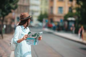 heureuse jeune femme au chapeau dans la rue de la ville européenne. photo