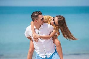 petite fille et papa heureux s'amusant pendant les vacances à la plage photo