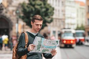 jeune homme insouciant à la recherche d'un lieu de destination photo