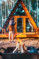 vue arrière du père et de l'enfant dans la cour à l'automne photo