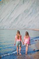 adorables petites filles s'amusant sur la plage photo