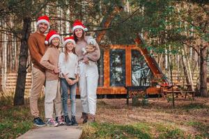 belle famille avec enfants marchant le jour de noël photo