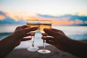 deux verres sur la plage de sable blanc photo