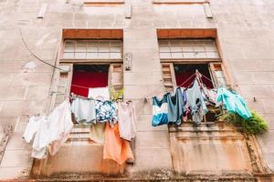 vue authentique d'une rue de la vieille havane avec de vieux bâtiments et des voitures photo