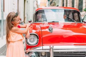 fille touristique dans un quartier populaire de la havane, cuba. jeune enfant voyageur souriant photo