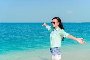 jeune femme de mode en robe verte sur la plage photo