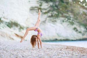 adorable petite fille active à la plage pendant les vacances d'été photo