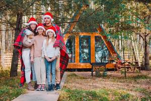 belle famille avec enfants marchant le jour de noël photo