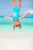 petite fille et papa heureux s'amusant pendant les vacances à la plage photo