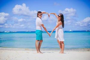 jeune couple sur la plage blanche pendant les vacances d'été. photo