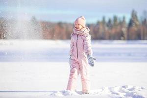 portrait de petite fille adorable dans la neige journée d'hiver ensoleillée photo