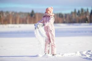 portrait de petite fille adorable dans la neige journée d'hiver ensoleillée photo