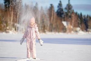 portrait de petite fille adorable dans la neige journée d'hiver ensoleillée photo