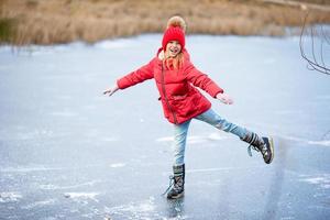 adorables petites filles patinant sur la patinoire photo