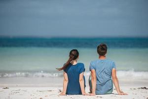 jeune couple sur la plage blanche pendant les vacances d'été. photo