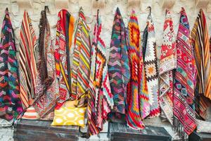 ancienne boutique de tapis turcs traditionnels dans la maison troglodyte de cappadoce, turquie kapadokya. photo