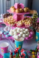 Cakepops au chocolat sur la table des desserts de vacances à la fête d'anniversaire des enfants photo