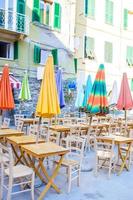 café en plein air vide avec des tables colorées dans le vieux village italien de cique terre photo