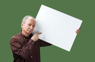 un homme âgé tient un tableau blanc photo