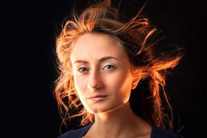 femme aux cheveux volants photo