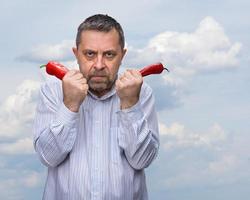 un homme avec un poivron rouge photo